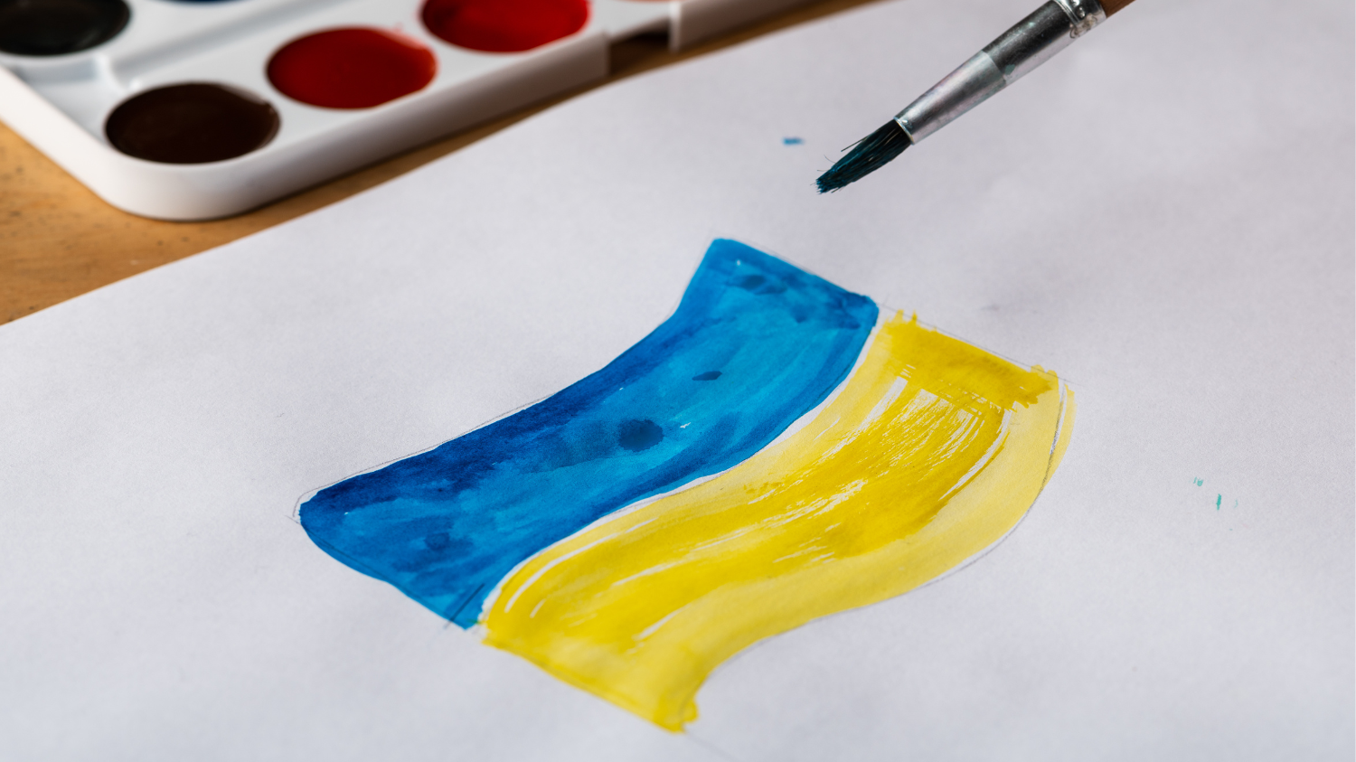 Ar ūdenskrāsām tiek izkrāsots Ukrainas valsts karogs